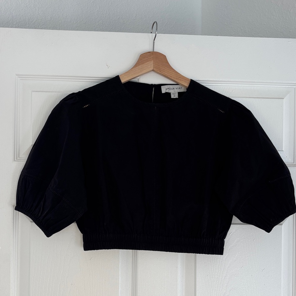 NWOT Amor Very Black Cropped Puff Sleeve Top
